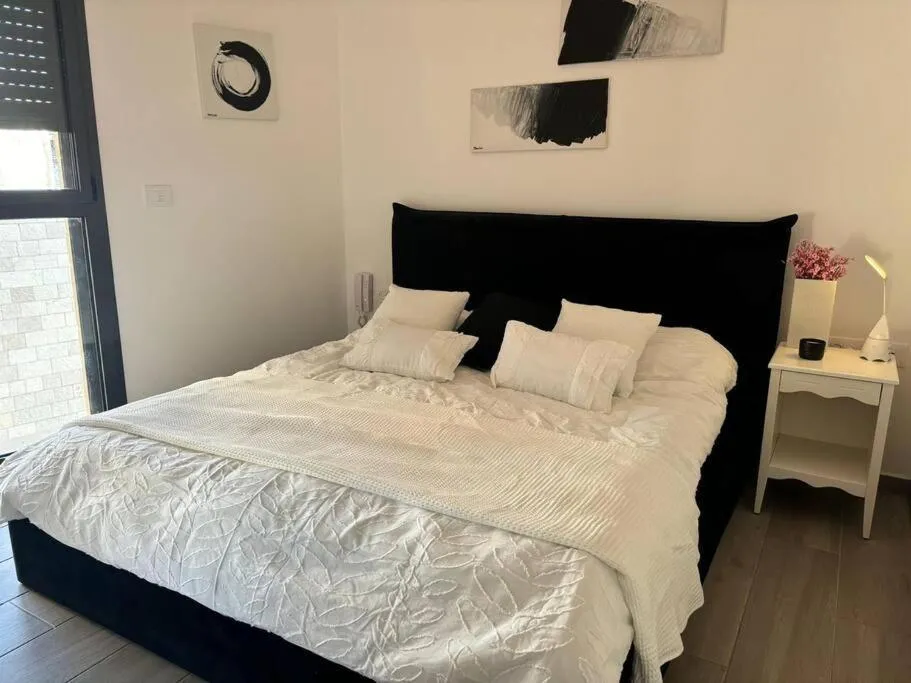 Image 2 of Agrippas suite – suzan