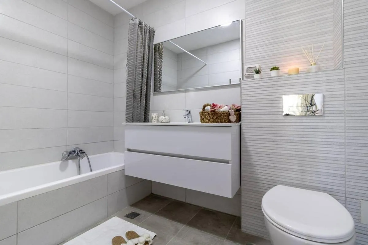 Image 2 of Beautiful 1 bedroom in great central area