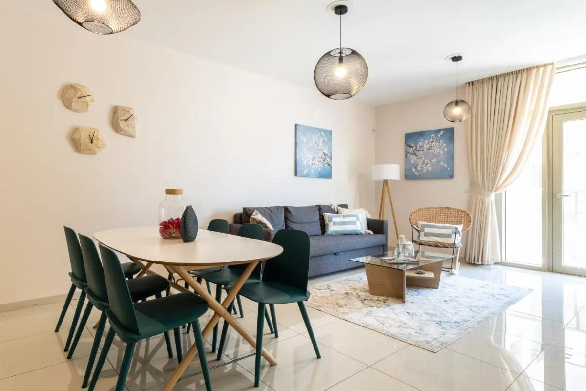 Image 3 of Luxury One-Bedroom Apartment/parking in city center