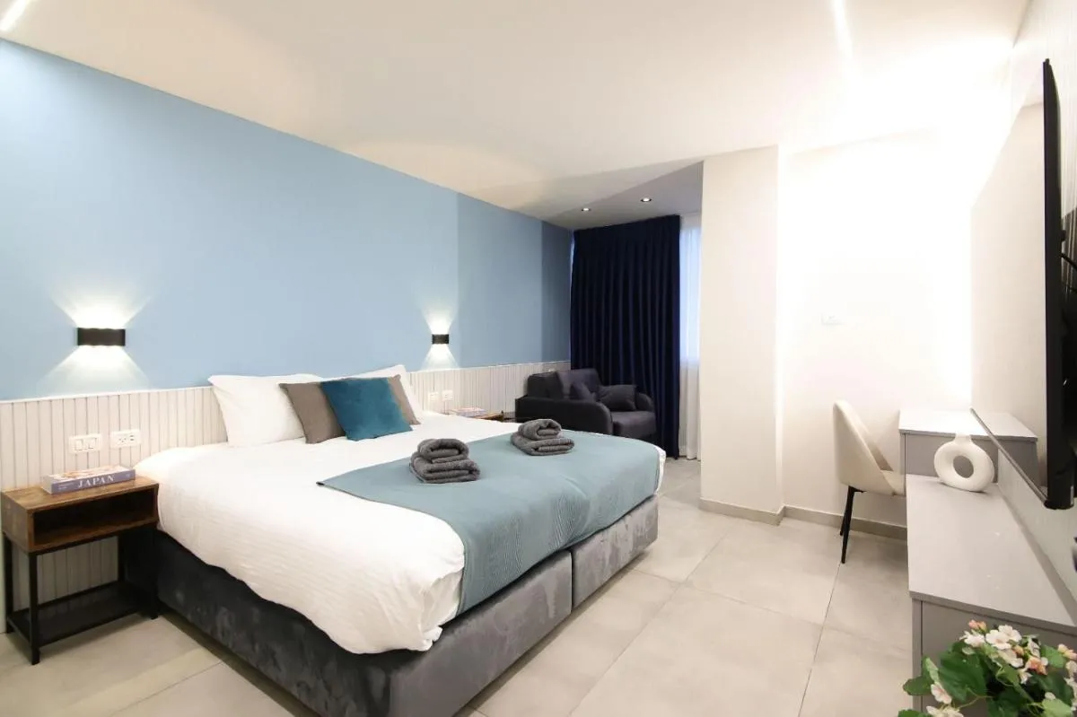 Image 1 of Mamilla Brilliant Emerald 1