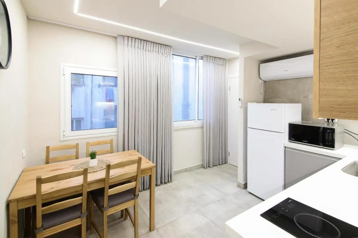 Image 3 of Mamilla Brilliant Emerald 1