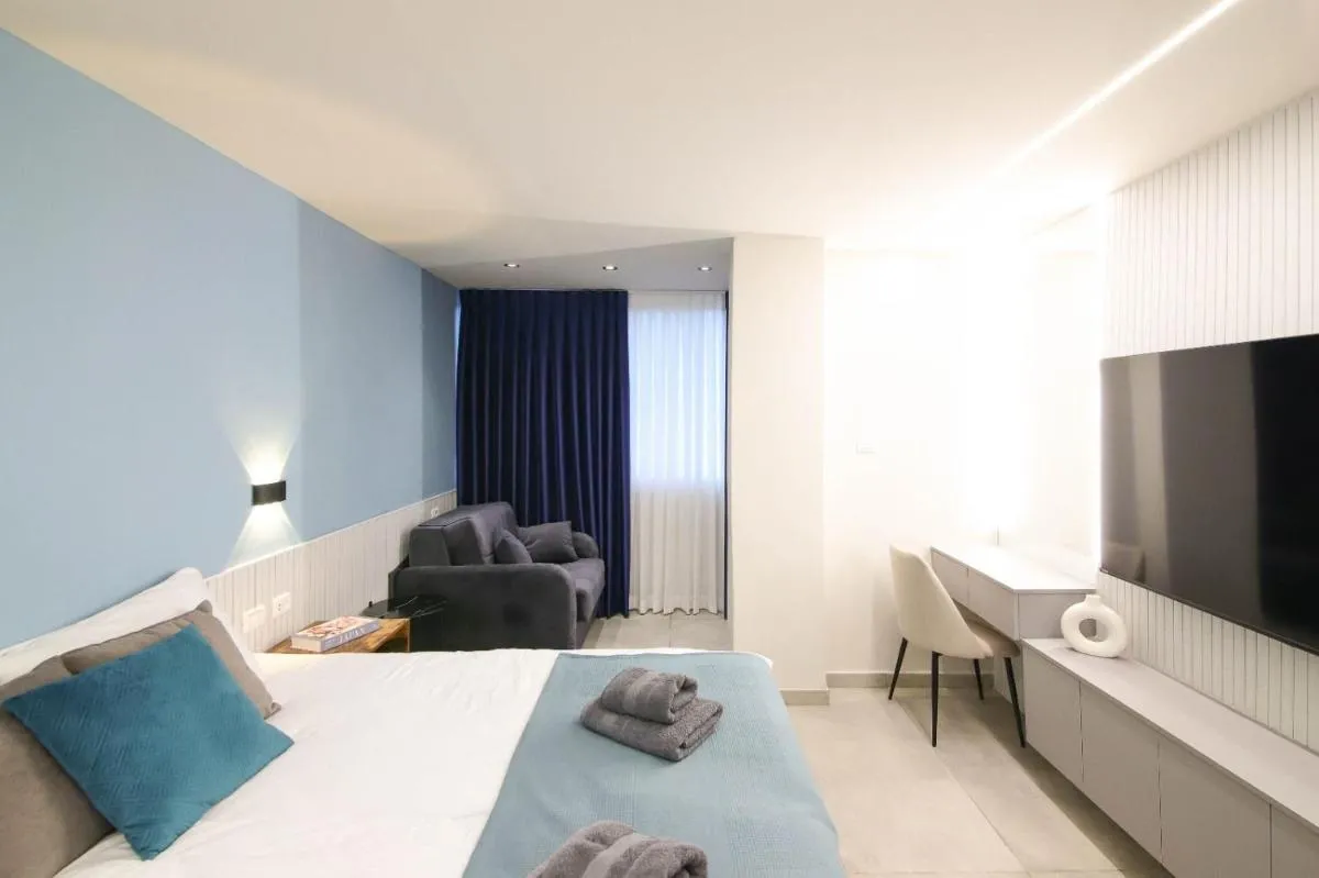 Image 6 of Mamilla Brilliant Emerald 1