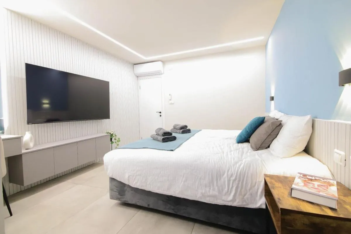 Image 4 of Mamilla Brilliant Emerald 1