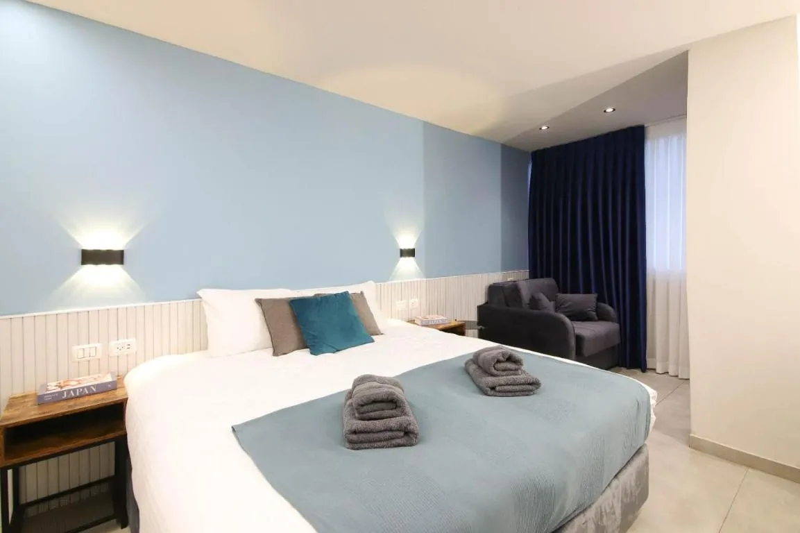 Image of Mamilla Brilliant Emerald 1